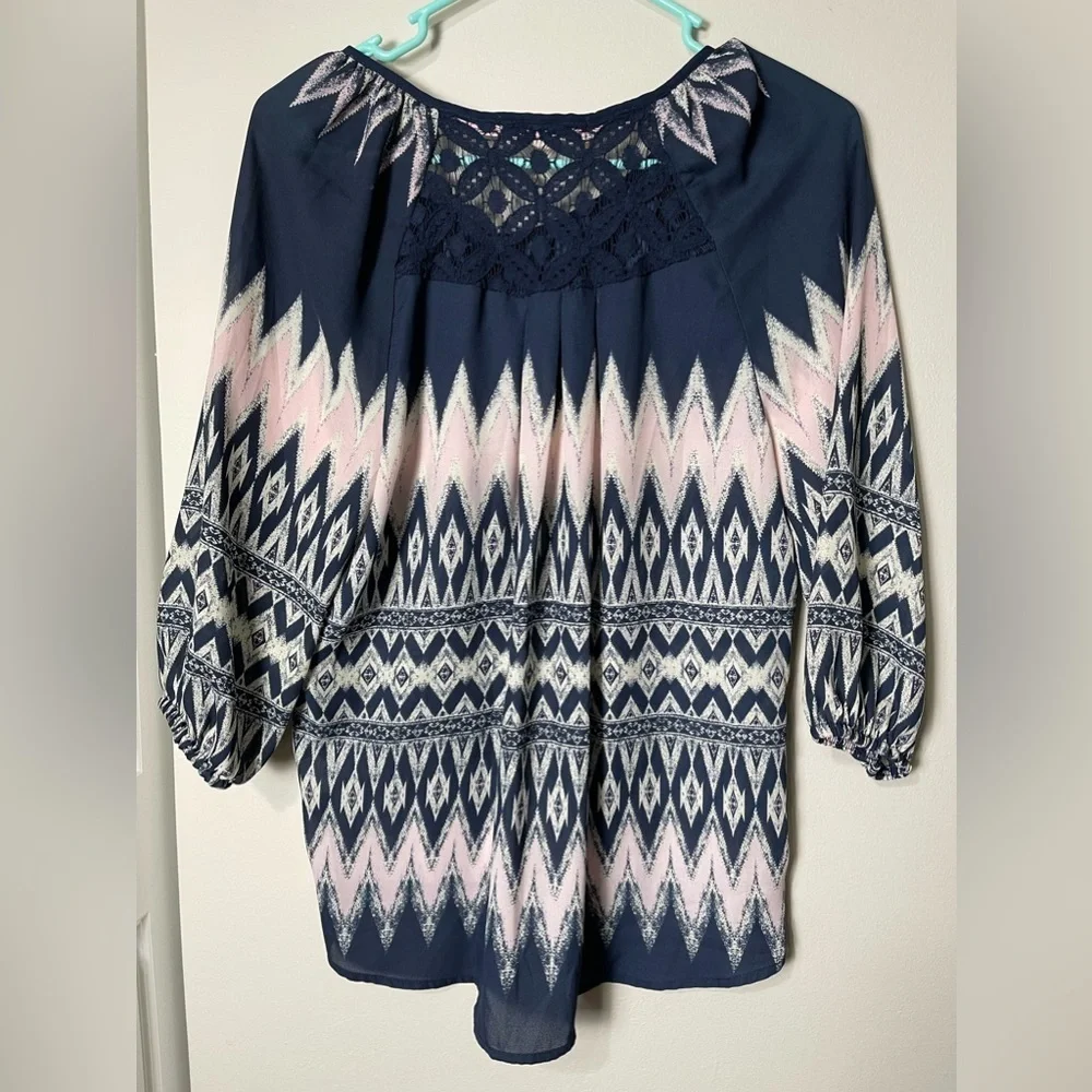 Jolt NWOT 3/4 Sleeve Hi-Low Chevron Blouse - Picture 5 of 7